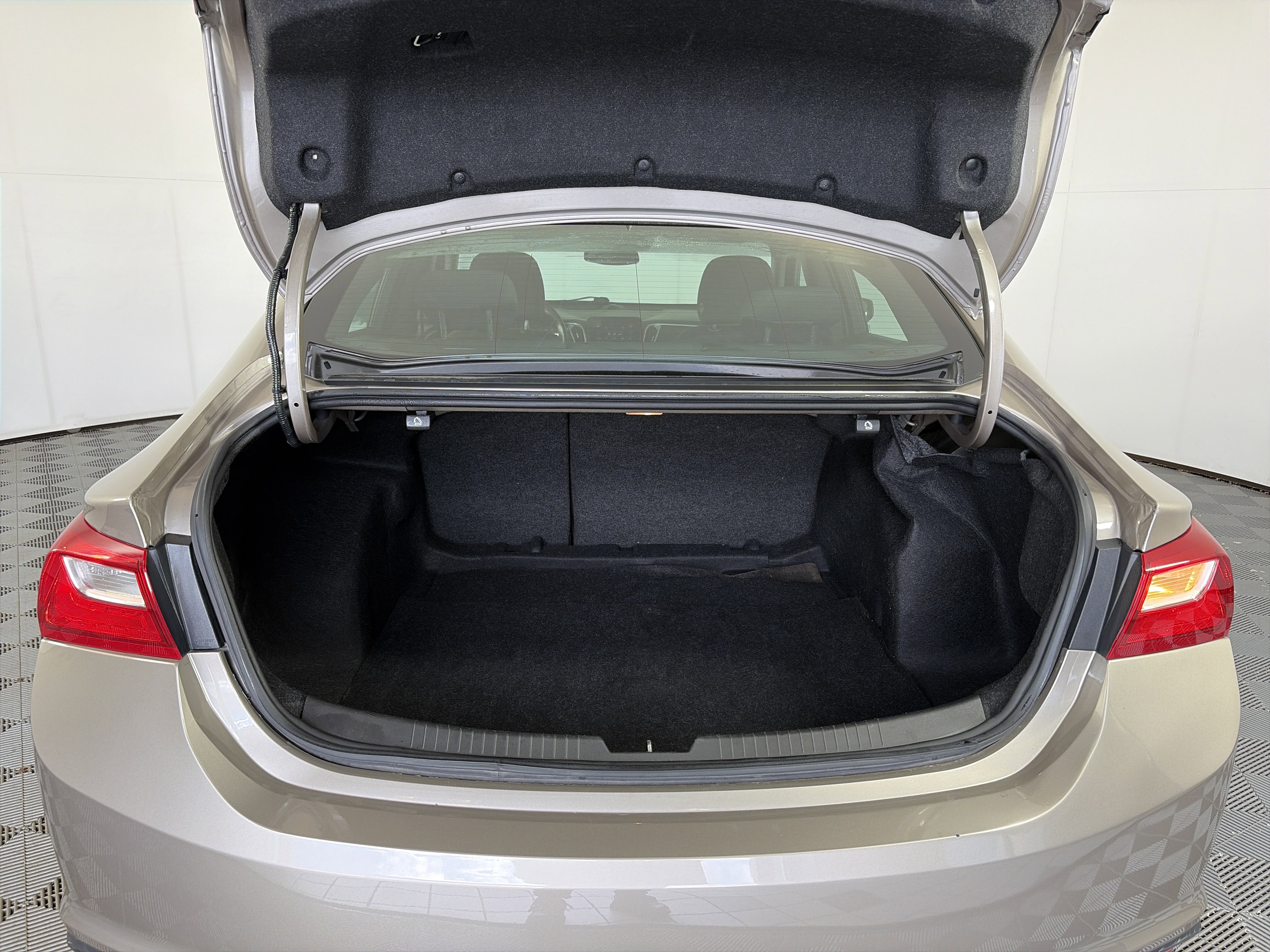 Used 2023 Chevrolet Malibu LT FWD image 19
