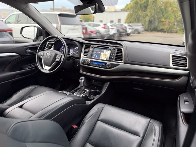 Used 2017 Toyota Highlander XLE AWD/4WD image 18