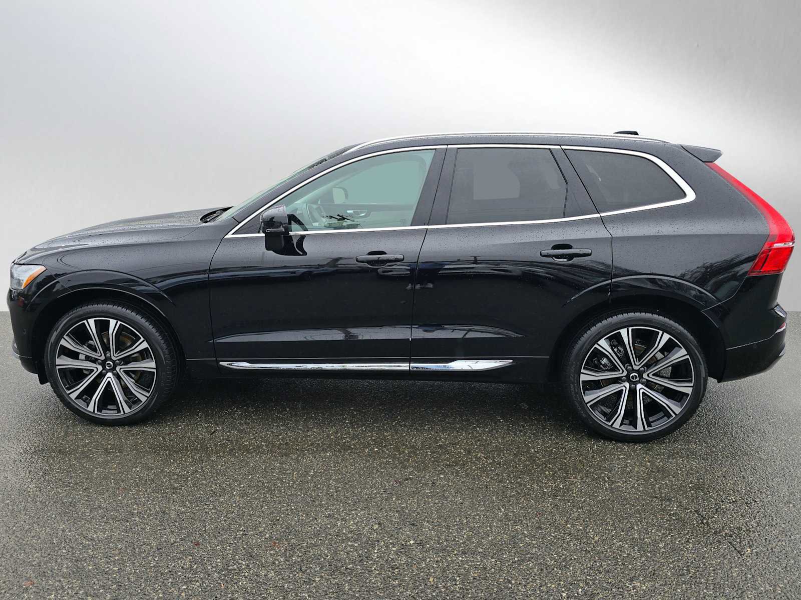 Certified 2023 Volvo XC60 B5 Ultimate w/ Climate Package image 6