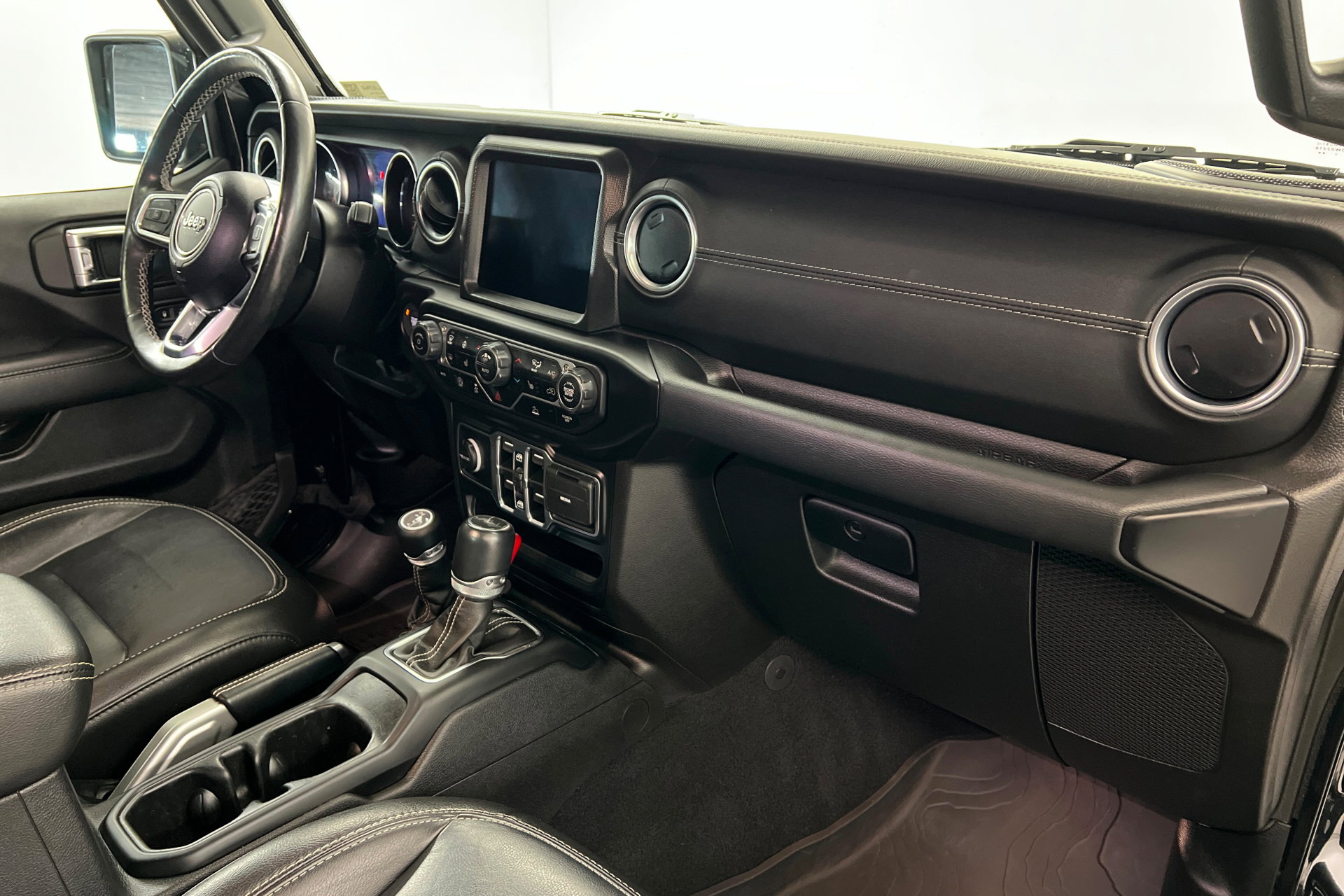 Used 2022 Jeep Wrangler Unlimited Sahara w/ Cold Weather Group image 25