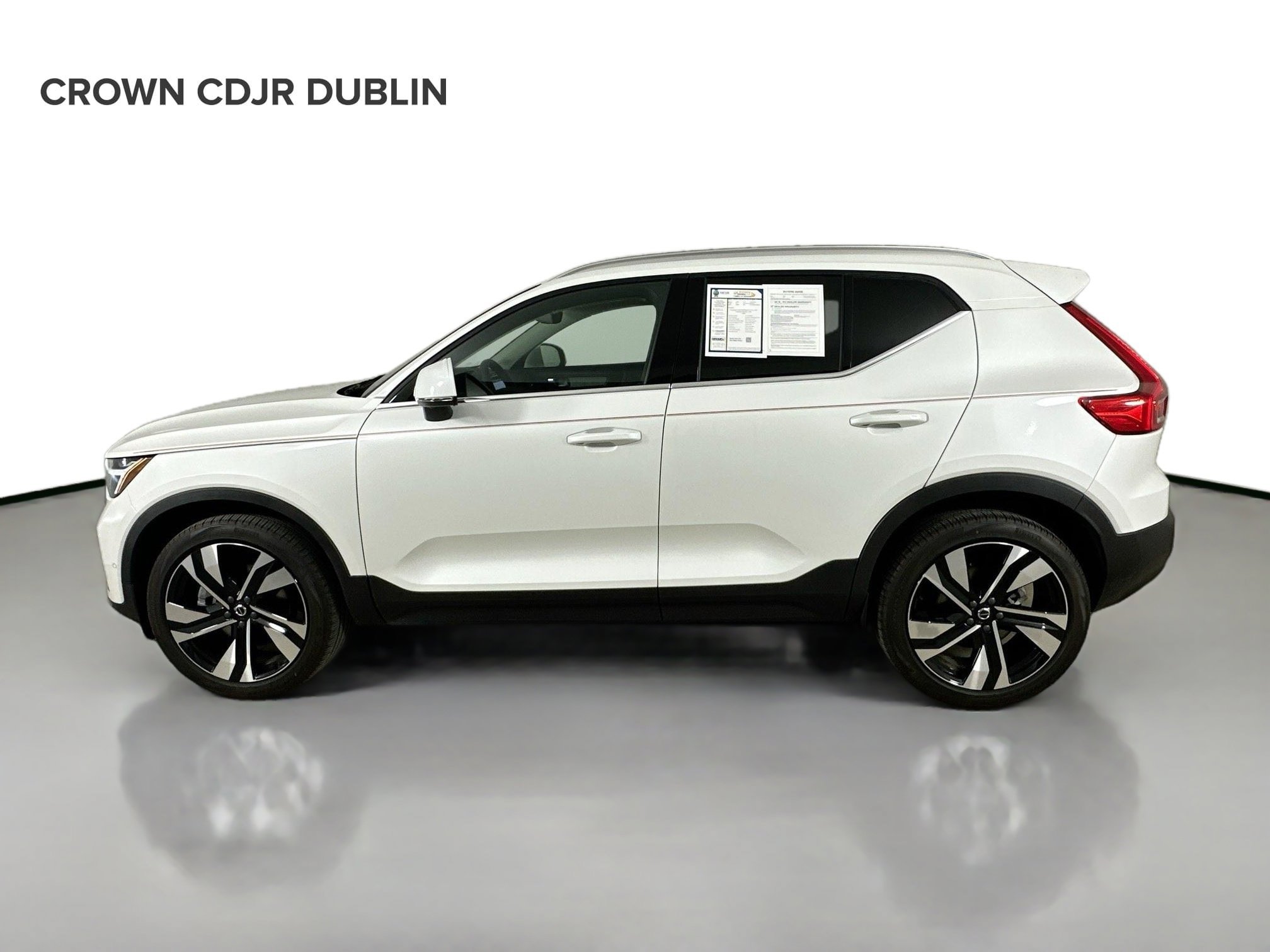 Used 2023 Volvo XC40 B5 Plus w/ Climate Package AWD/4WD image 9