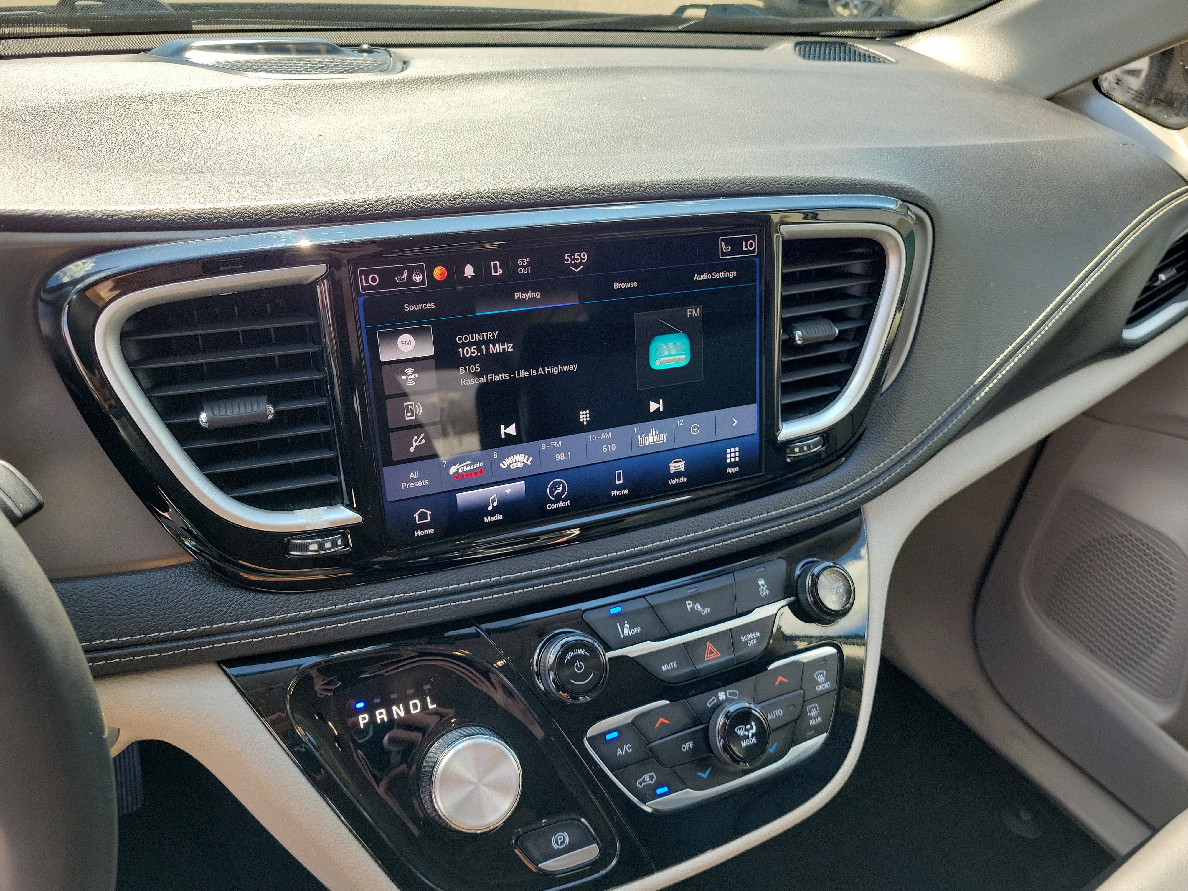 Used 2023 Chrysler Pacifica Touring-L FWD image 26