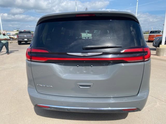 Used 2022 Chrysler Pacifica Touring-L image 4