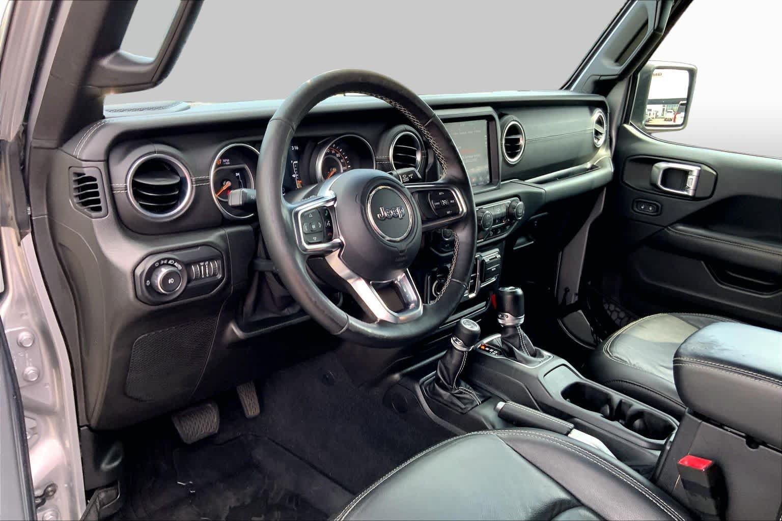 Used 2018 Jeep Wrangler Unlimited Sahara w/ Dual Top Group AWD/4WD image 17