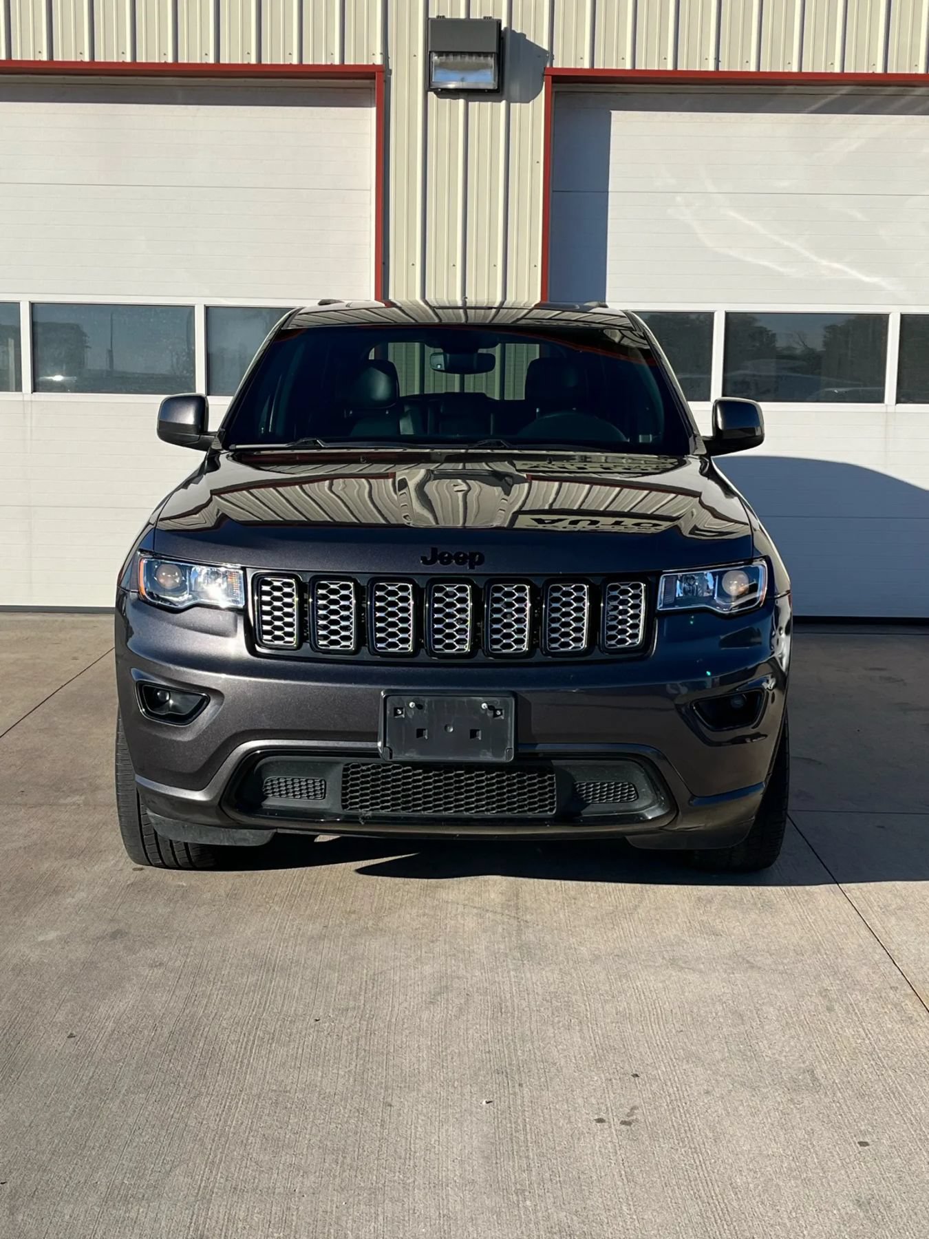 Used 2018 Jeep Grand Cherokee Altitude AWD/4WD image 2