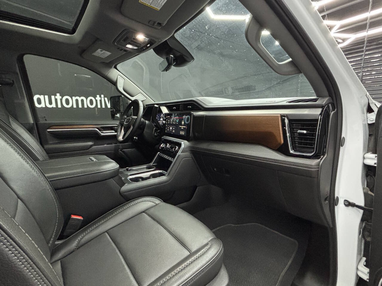 Used 2025 GMC Sierra 3500 Denali w/ Denali Reserve Package AWD/4WD image 36