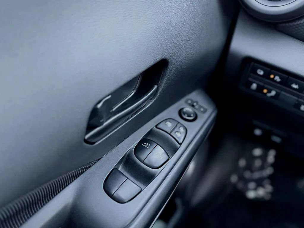Used 2022 Nissan Kicks S FWD image 9