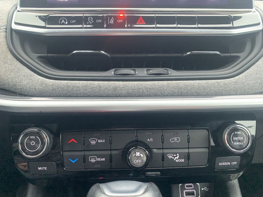 Used 2024 Jeep Compass Latitude image 16