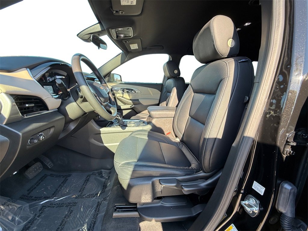 Used 2023 Chevrolet Traverse LS image 9