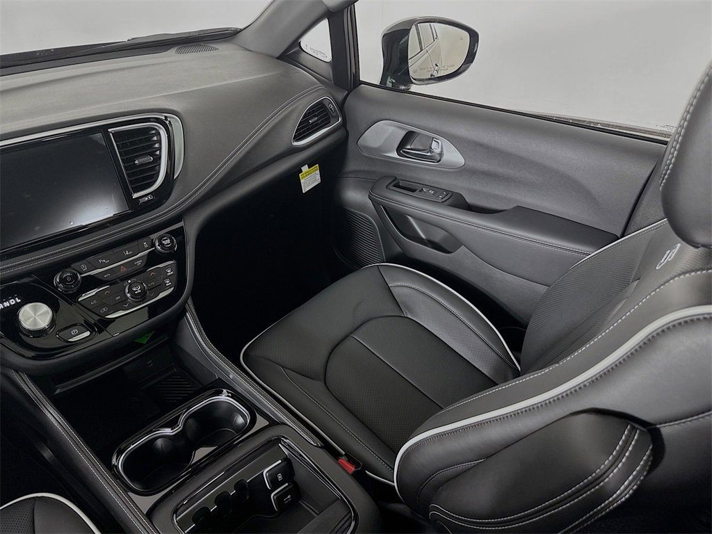 New 2026 Chrysler Pacifica Limited image 26