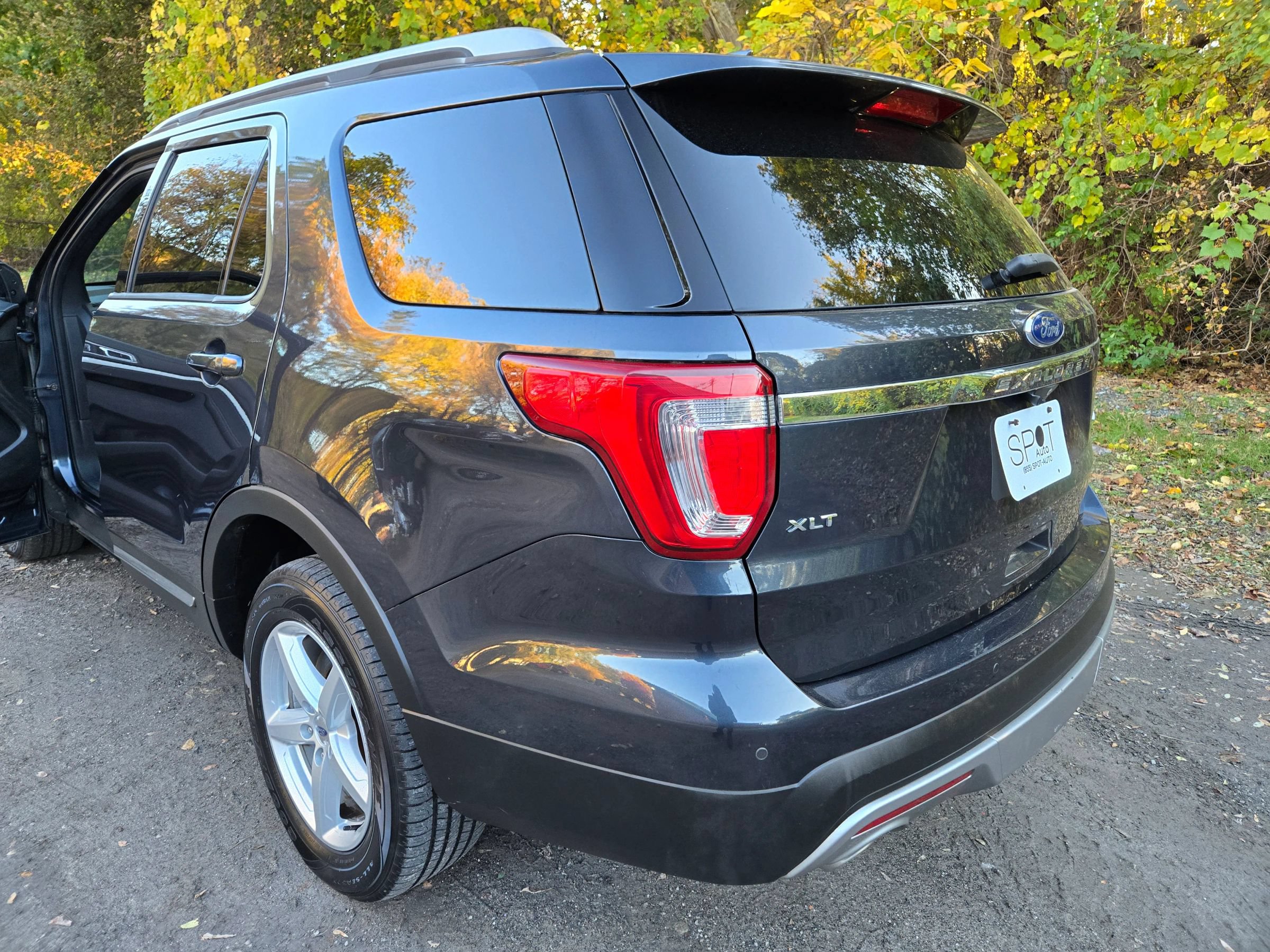 Used 2017 Ford Explorer XLT w/ Equipment Group 202A AWD/4WD image 23