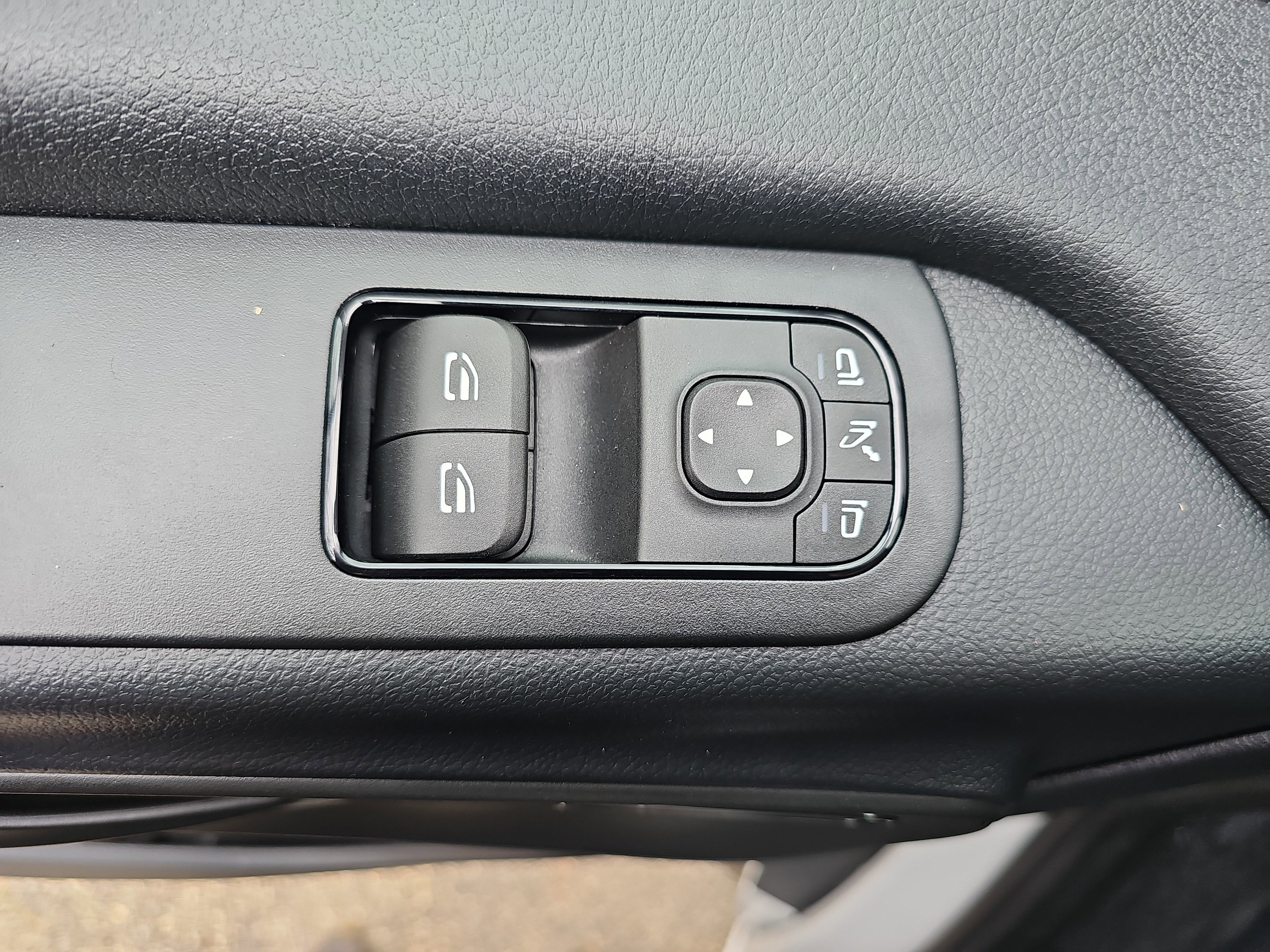 Used 2024 Mercedes-Benz eSprinter 170 Cargo image 24