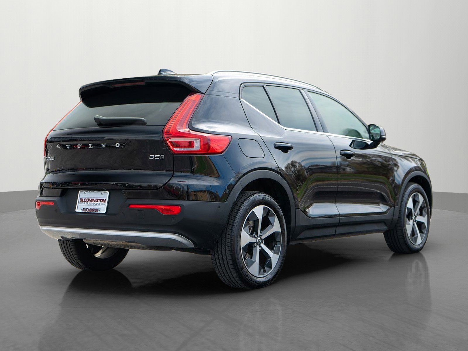 Used 2025 Volvo XC40 B5 Plus AWD/4WD image 7