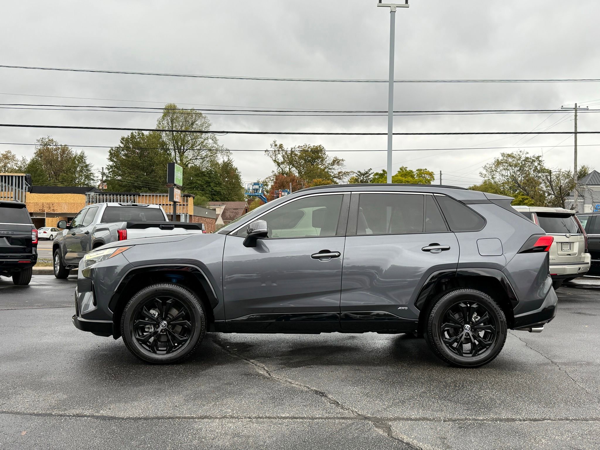 Used 2022 Toyota RAV4 SE image 2