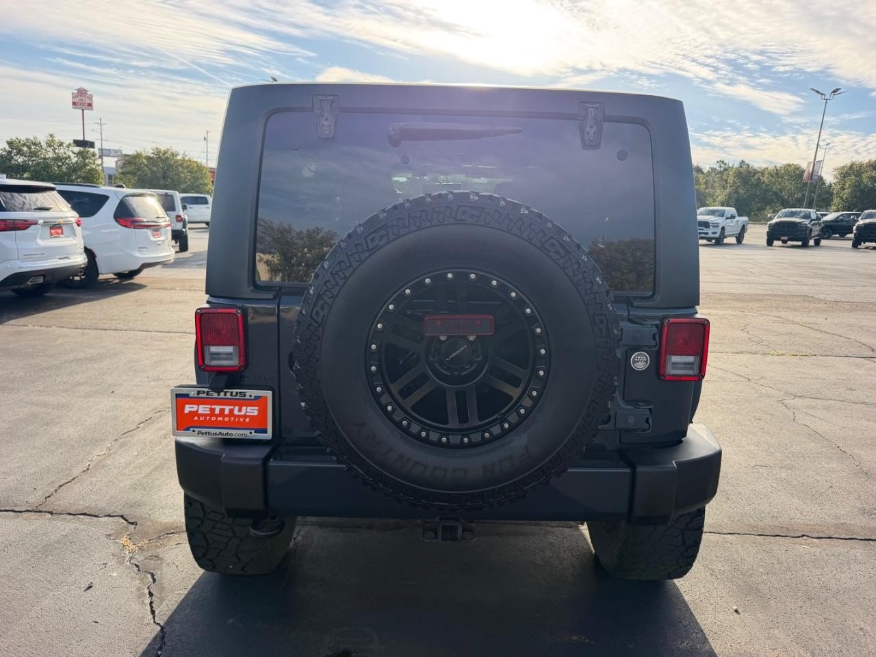Used 2018 Jeep Wrangler Unlimited Sahara w/ Connectivity Group AWD/4WD image 4