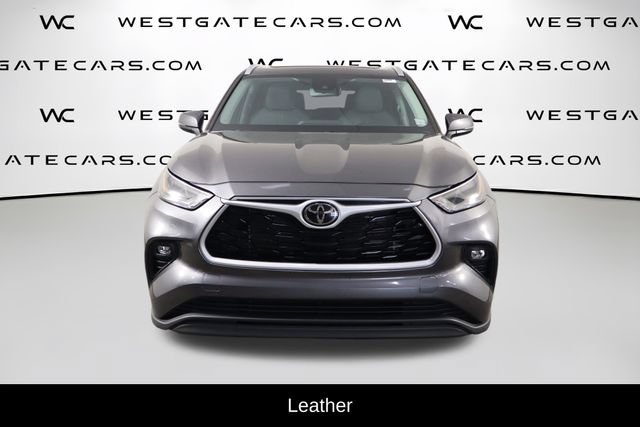 Used 2023 Toyota Highlander XLE FWD image 2