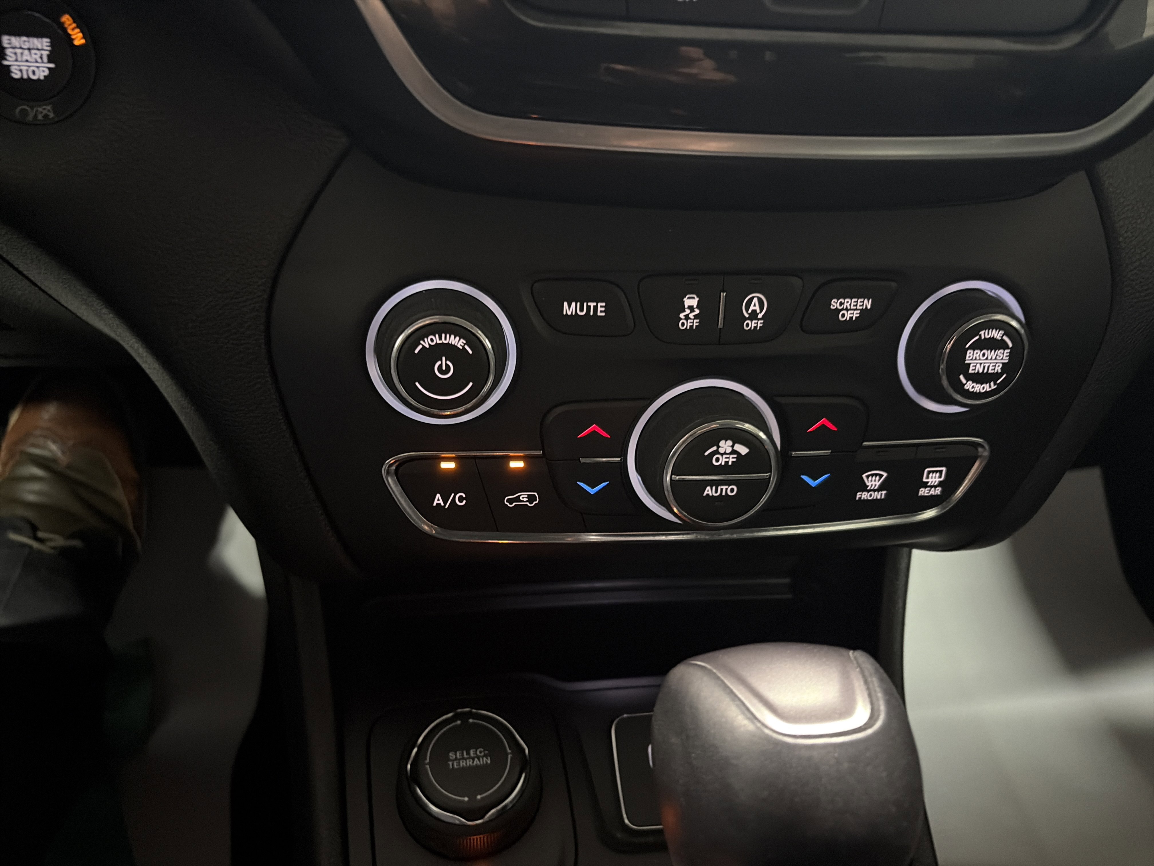 Used 2019 Jeep Cherokee Limited AWD/4WD image 19