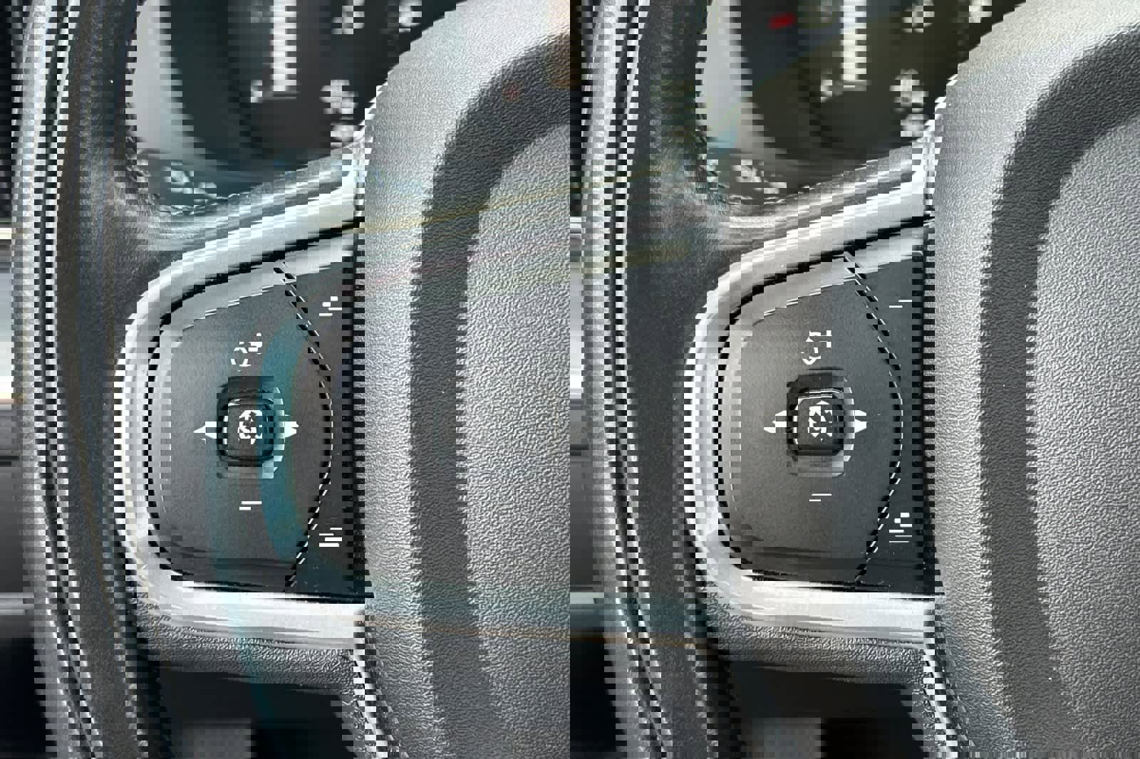 Used 2018 Volvo XC60 T5 Momentum w/ Convenience Package image 25