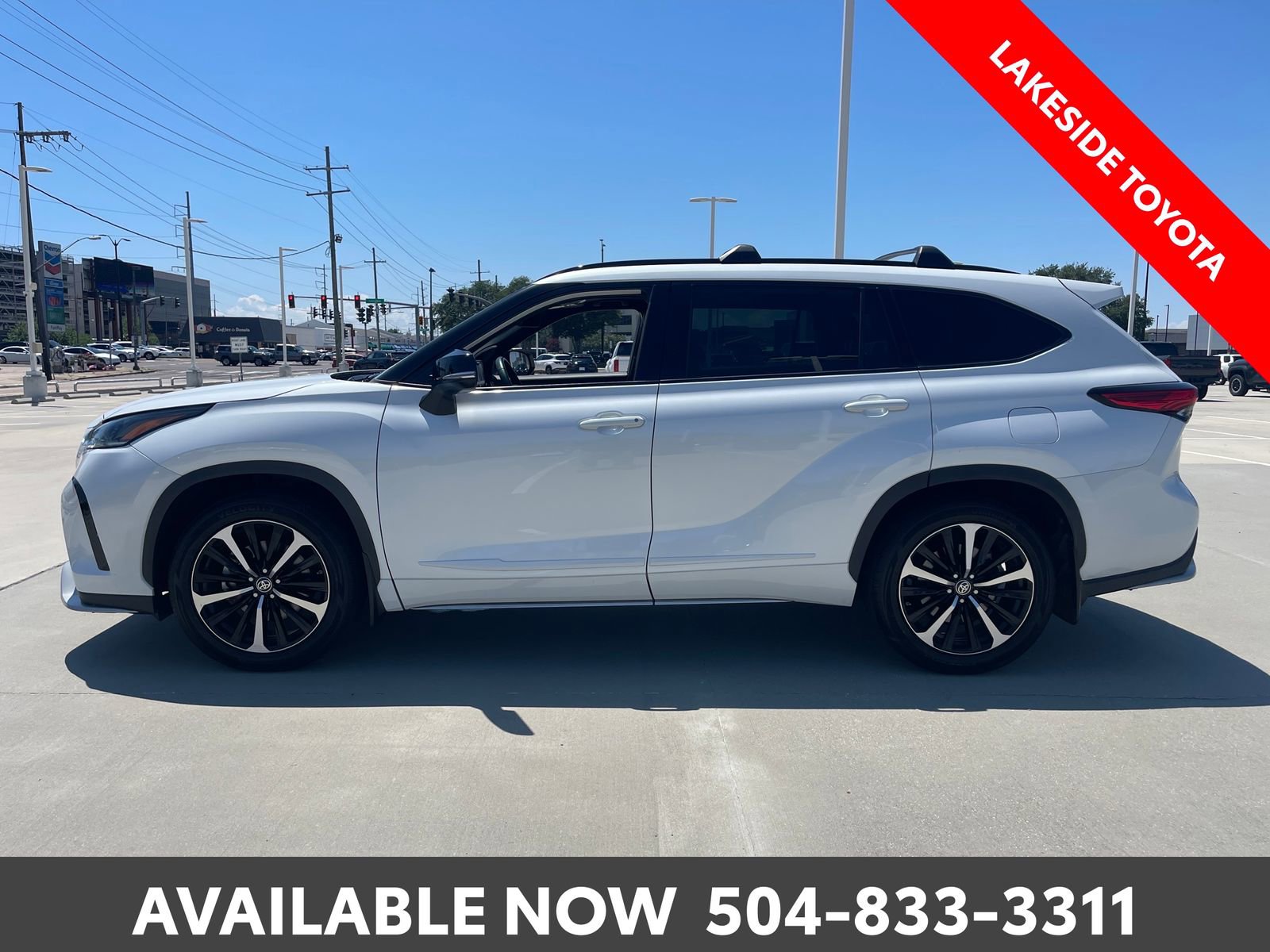 Used 2022 Toyota Highlander XSE FWD image 2