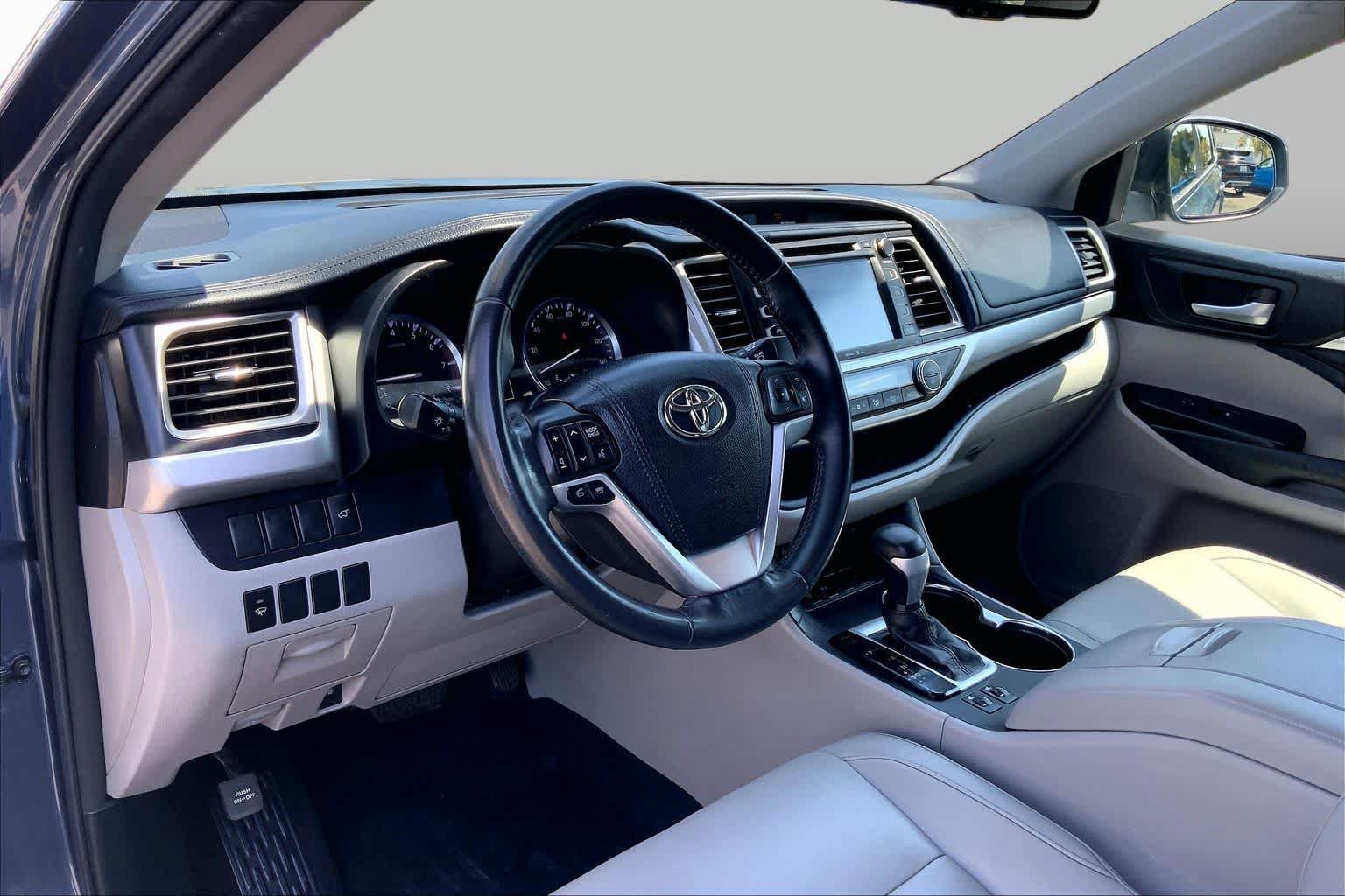Used 2015 Toyota Highlander XLE FWD image 17