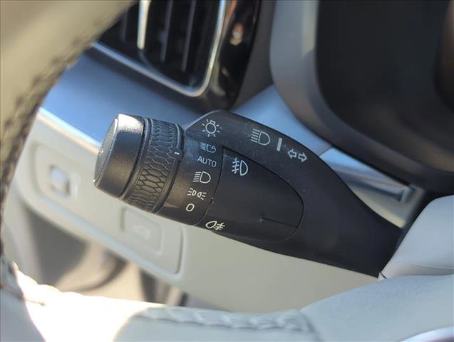 Used 2020 Volvo XC60 T6 Momentum w/ Protection Package Premier AWD/4WD image 16