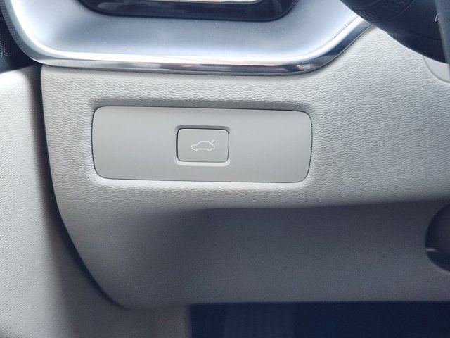 Used 2025 Volvo XC60 B5 Core image 24