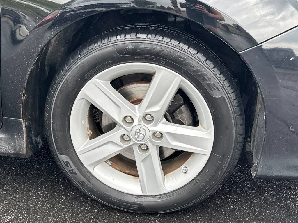 Used 2014 Toyota Camry SE w/ Moonroof Package FWD image 9