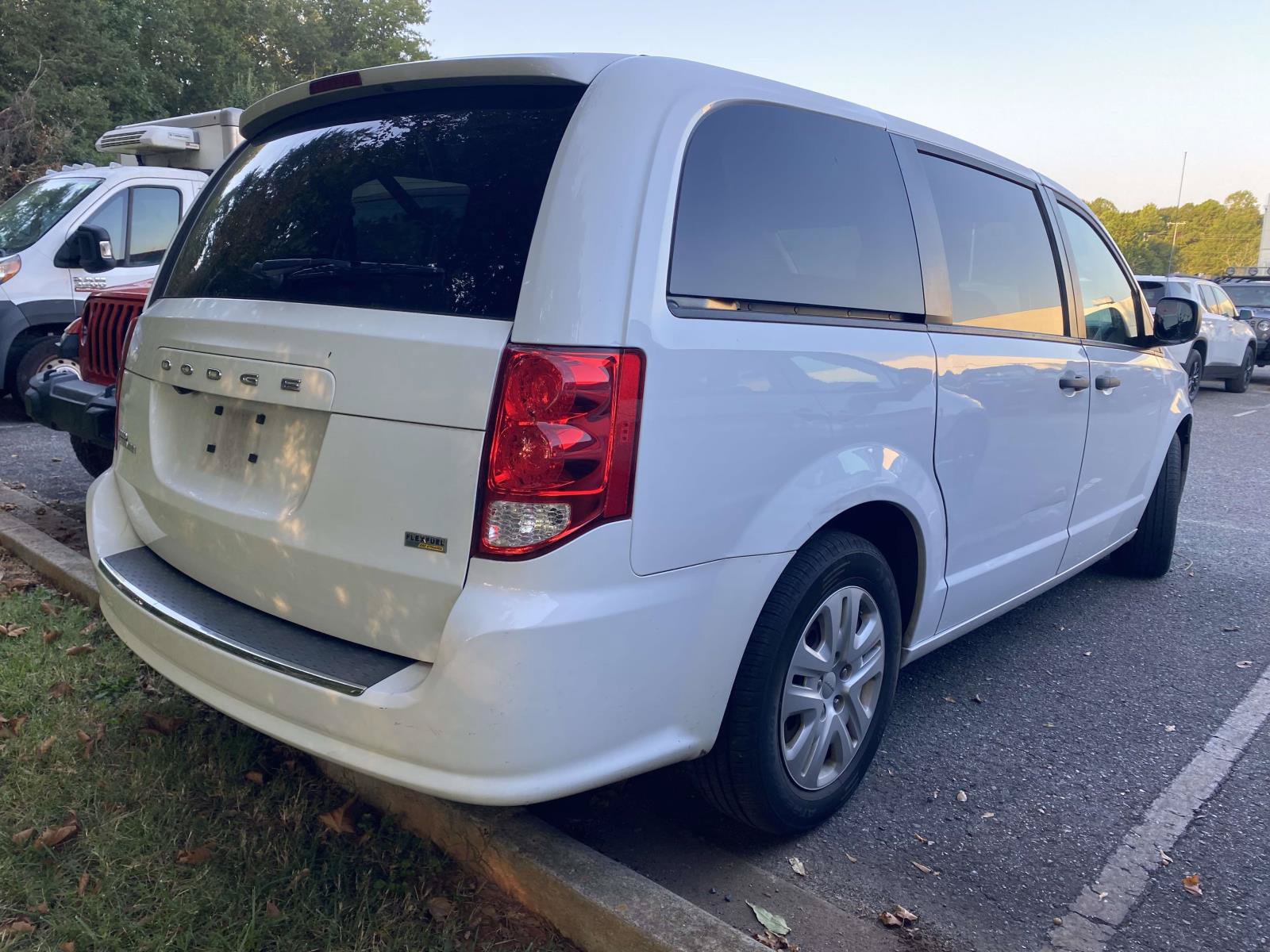 Used 2019 Dodge Grand Caravan SE w/ UConnect Hands-Free Group FWD image 8