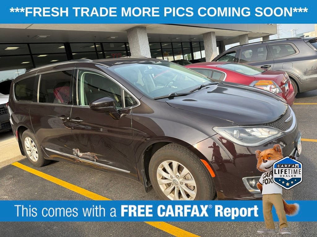 Used 2017 Chrysler Pacifica Touring-L FWD image 3