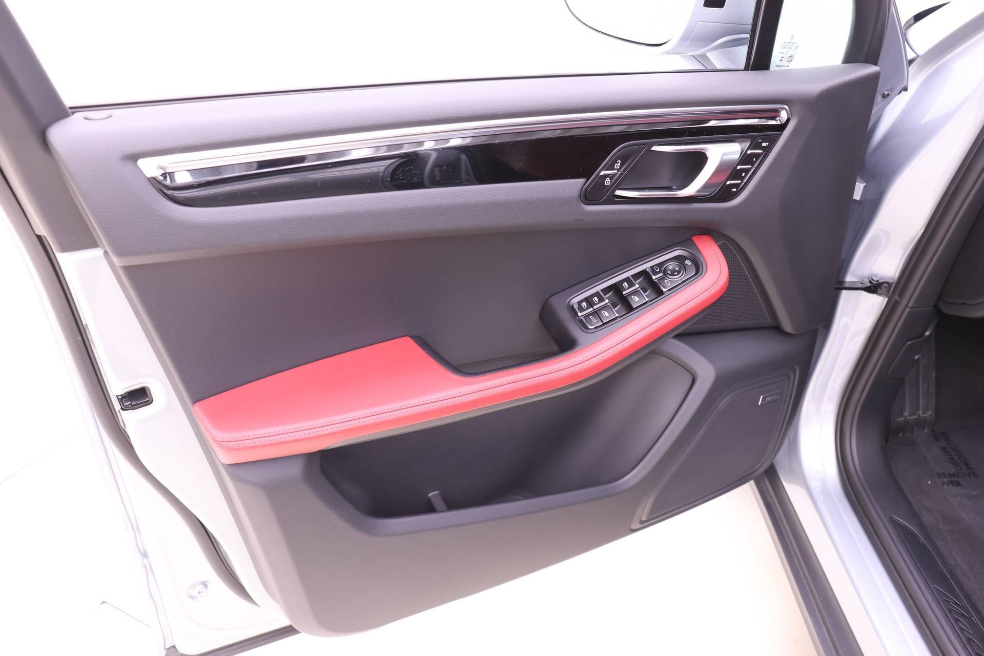 Used 2025 Porsche Macan image 15