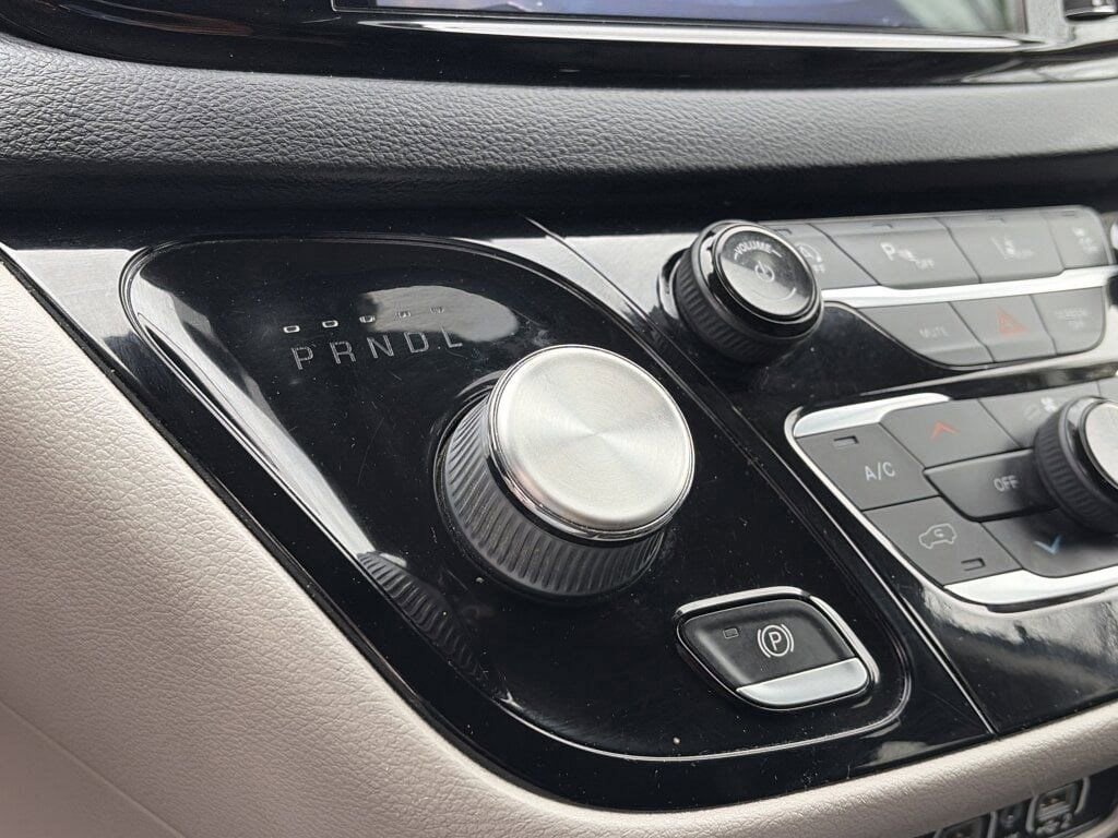 Used 2022 Chrysler Pacifica Touring-L image 16
