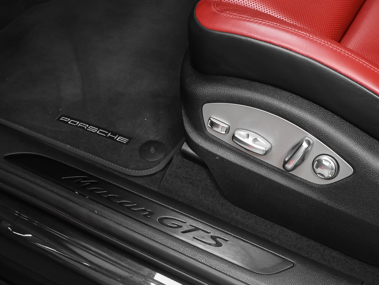 Certified 2024 Porsche Macan GTS w/ Premium Plus Package AWD/4WD image 32