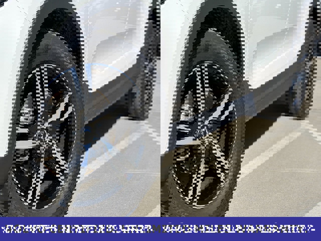 Certified 2025 Volvo XC40 B5 Core image 7