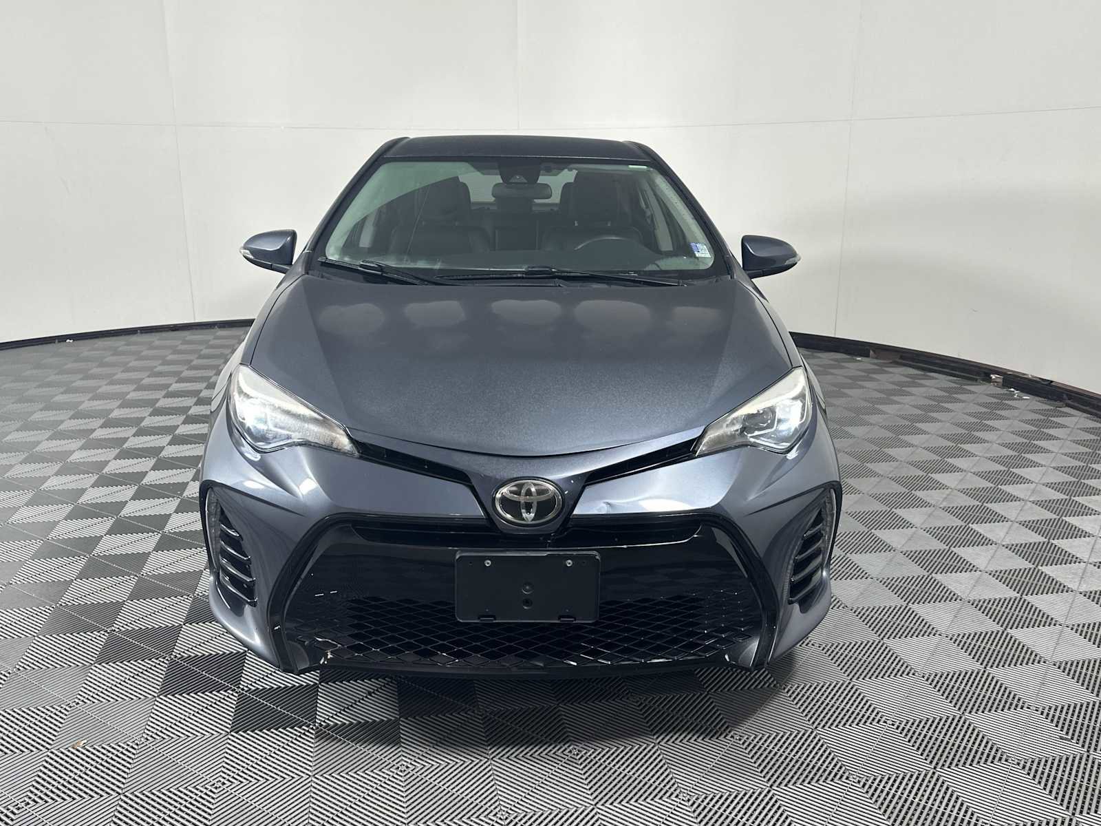Used 2017 Toyota Corolla SE FWD image 2