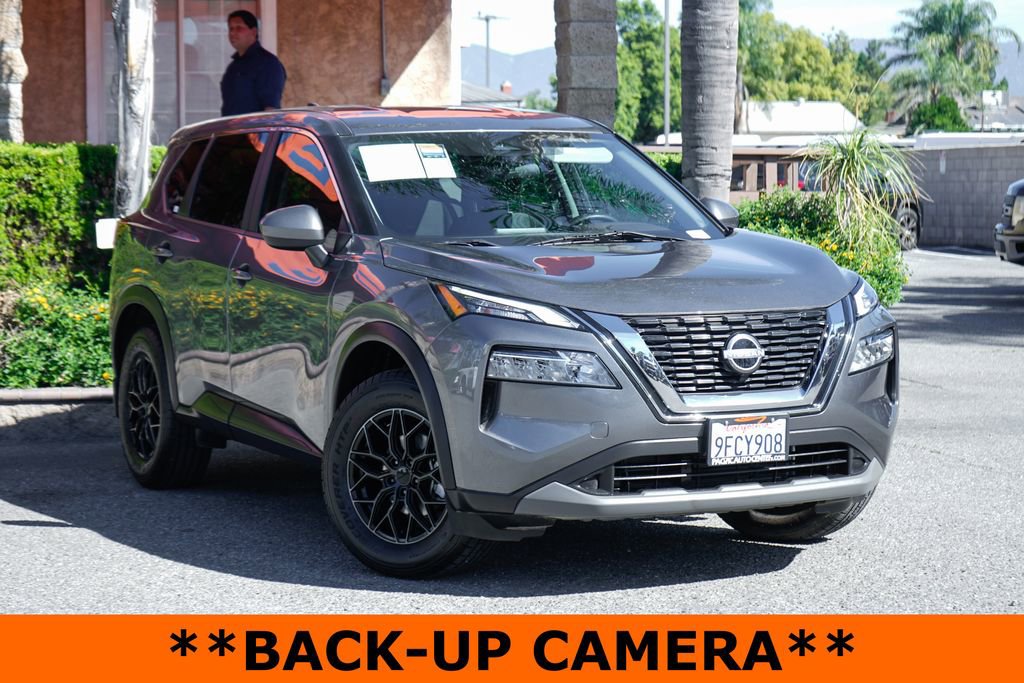 Used 2023 Nissan Rogue SV image 2