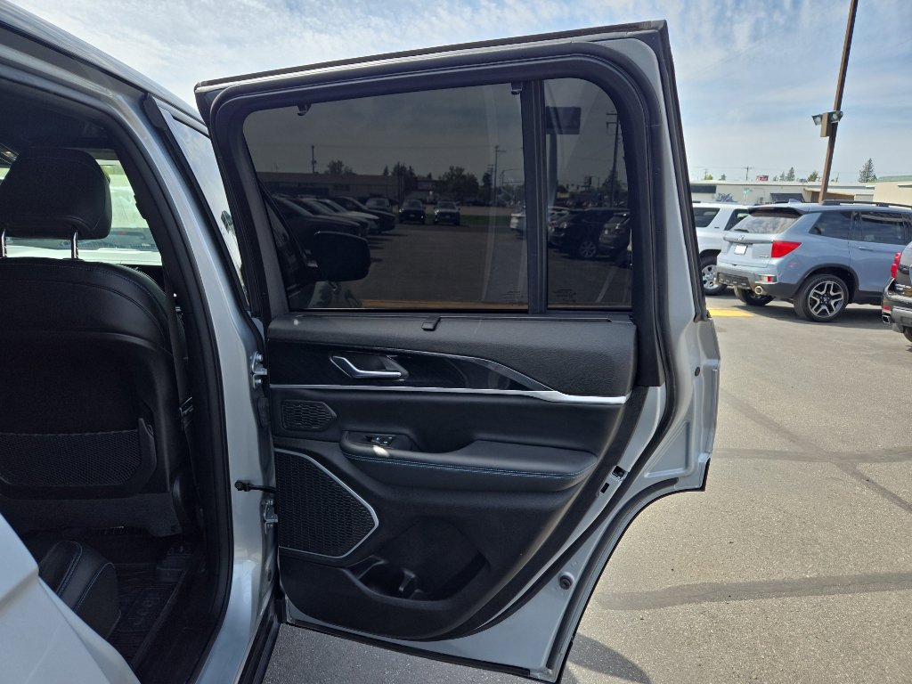 Used 2022 Jeep Grand Cherokee Trailhawk w/ Advanced Protech Group II AWD/4WD image 16