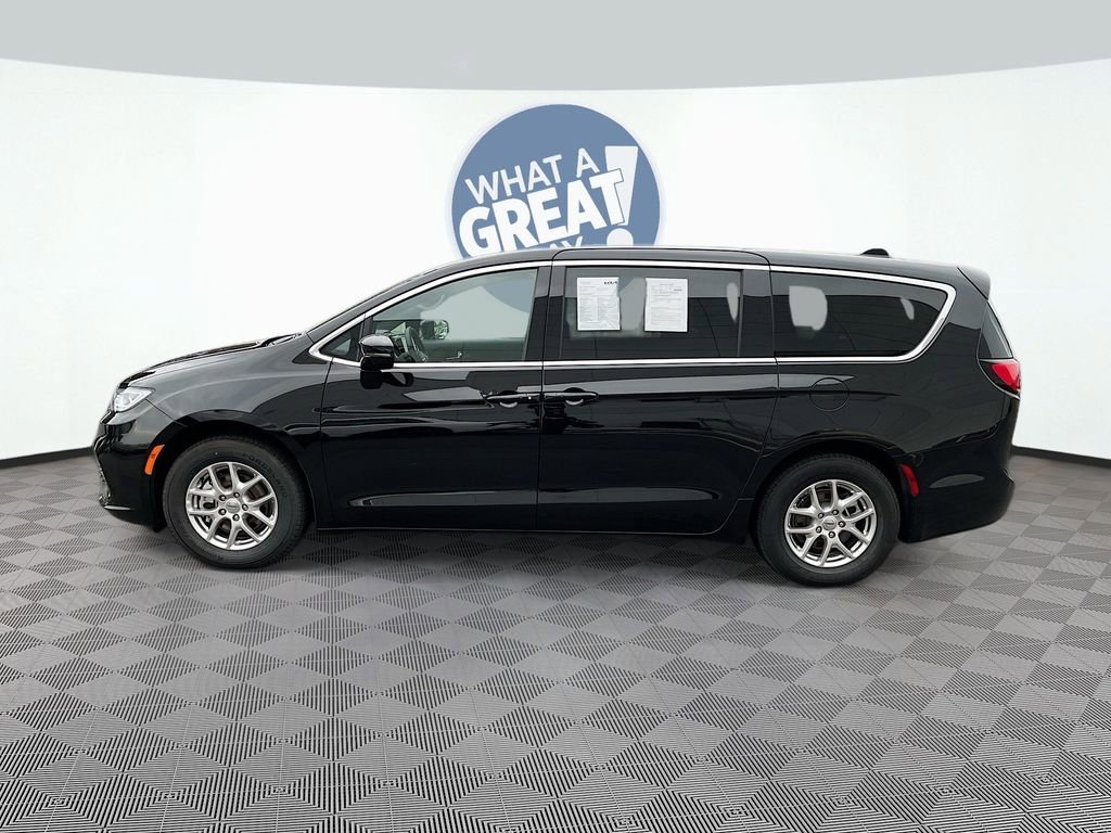Used 2025 Chrysler Pacifica Select image 9