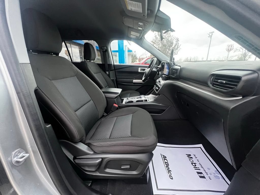 Used 2023 Ford Explorer XLT AWD/4WD image 26