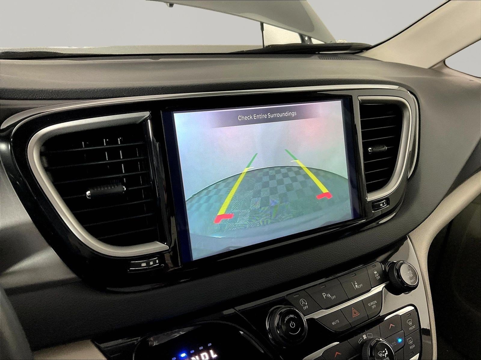 Used 2023 Chrysler Pacifica Touring-L FWD image 14