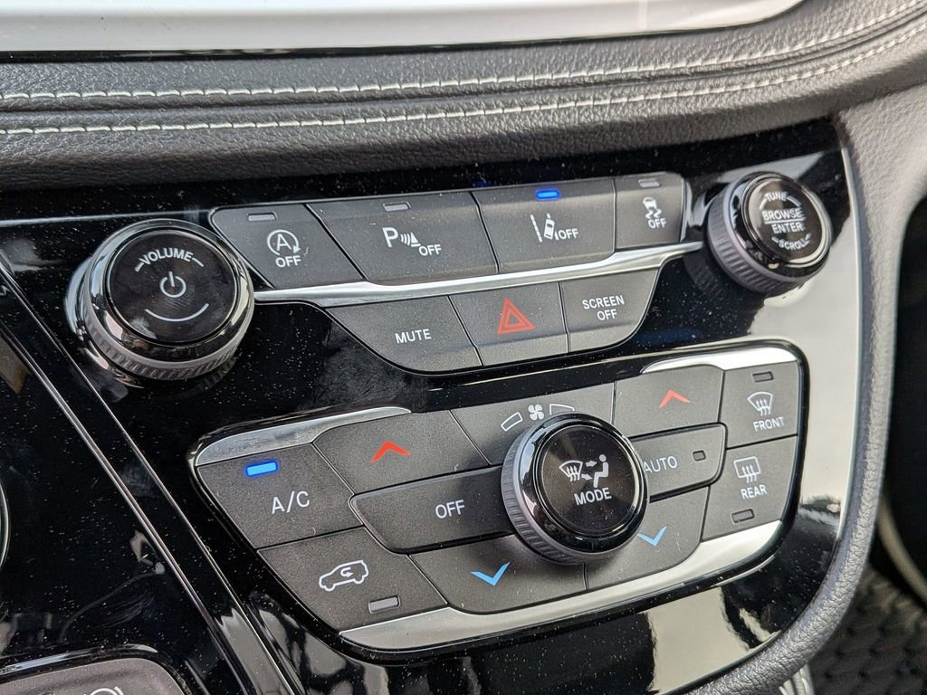 New 2026 Chrysler Pacifica Limited image 8