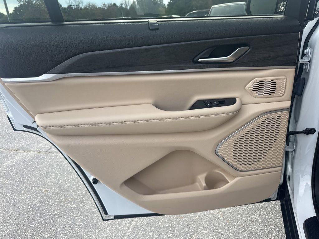 Used 2021 Jeep Grand Cherokee L Limited w/ Luxury Tech Group II image 31