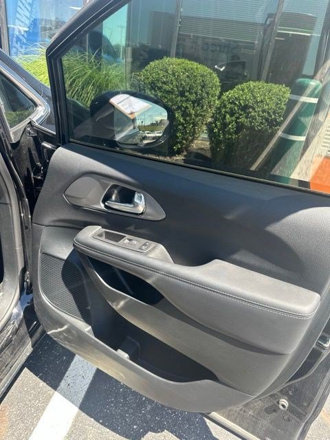 Used 2025 Chrysler Pacifica Select FWD image 18