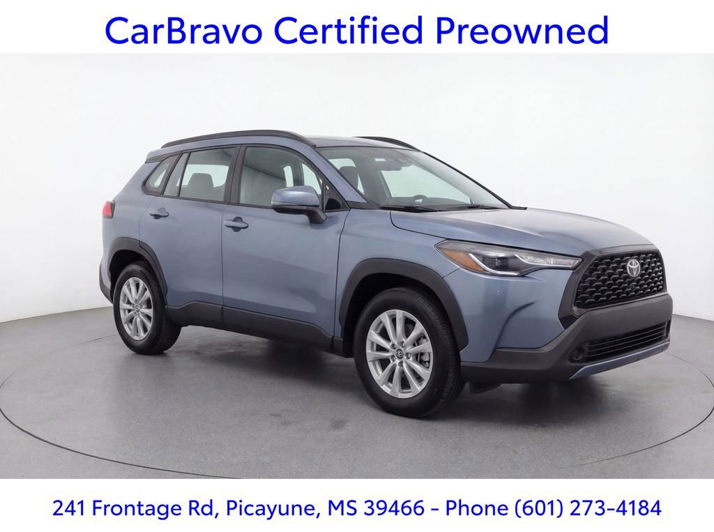 Used 2024 Toyota Corolla Cross LE video 3