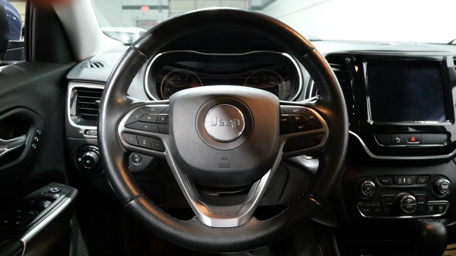 Used 2019 Jeep Cherokee Limited AWD/4WD image 15