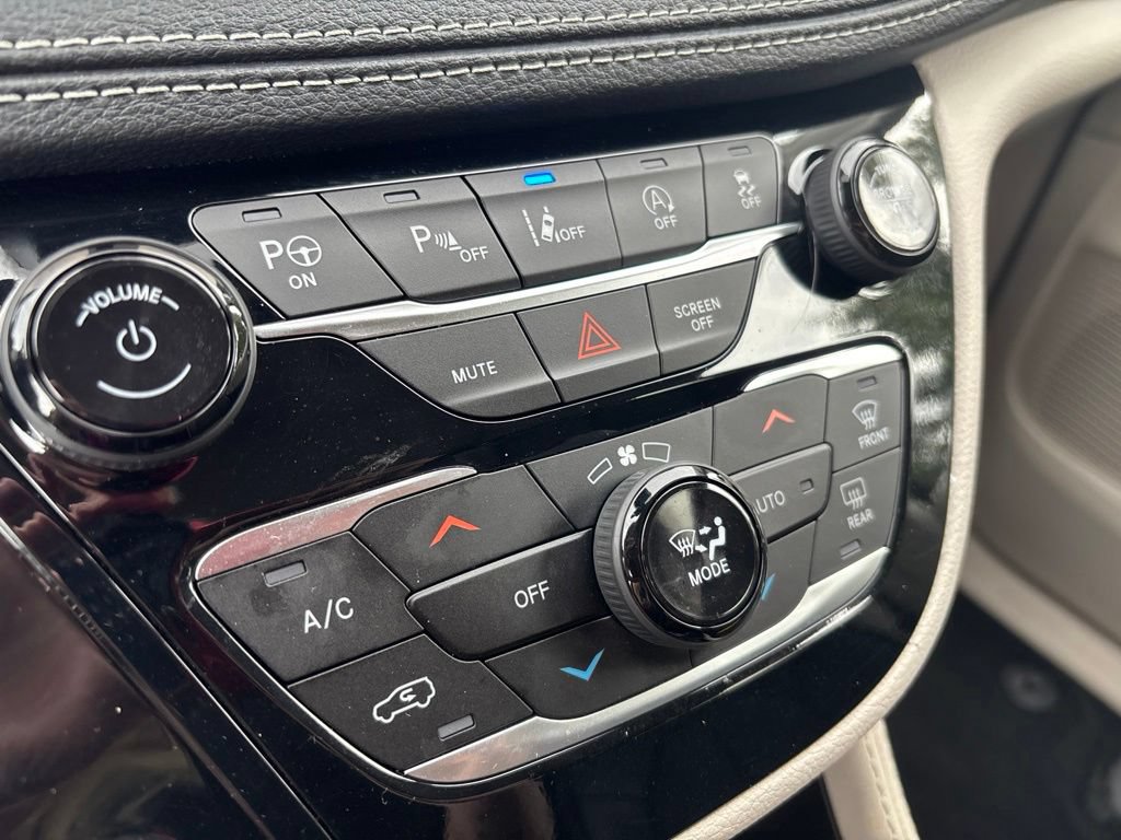Used 2023 Chrysler Pacifica Limited AWD/4WD image 36