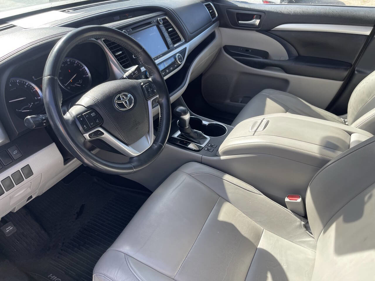 Used 2018 Toyota Highlander XLE image 12