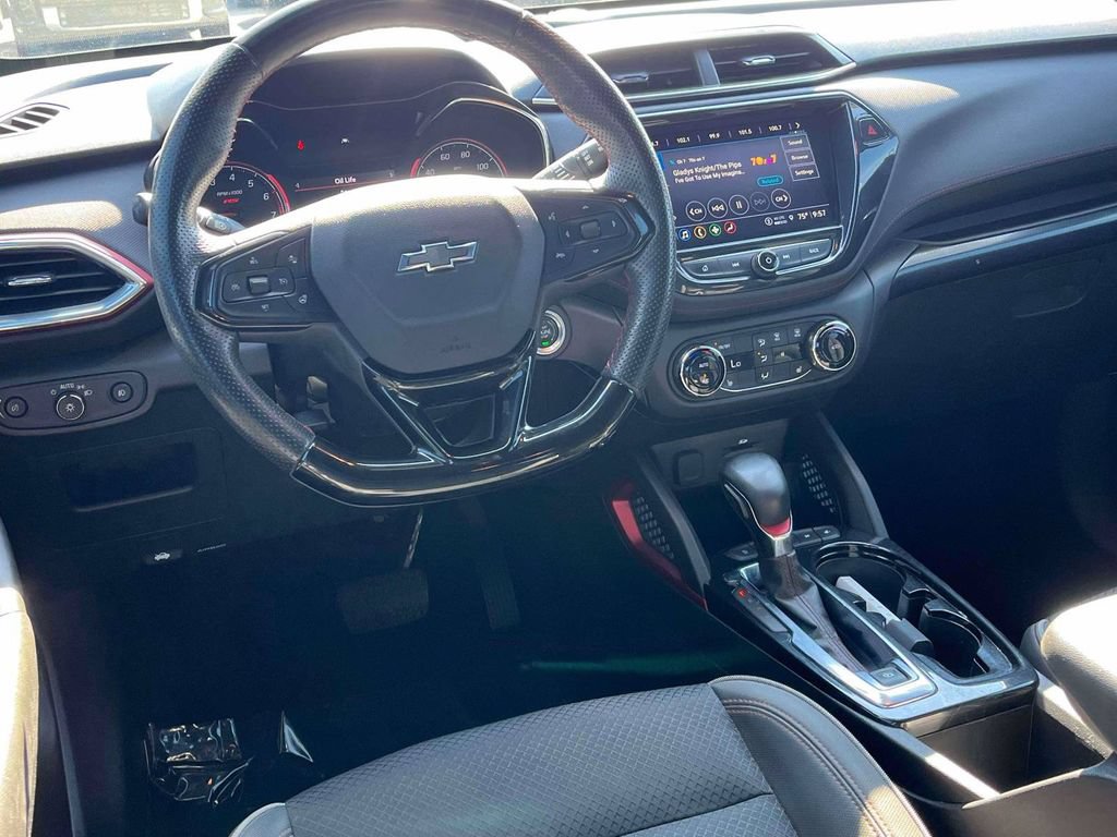 Used 2022 Chevrolet TrailBlazer RS w/ Technology Package FWD image 2