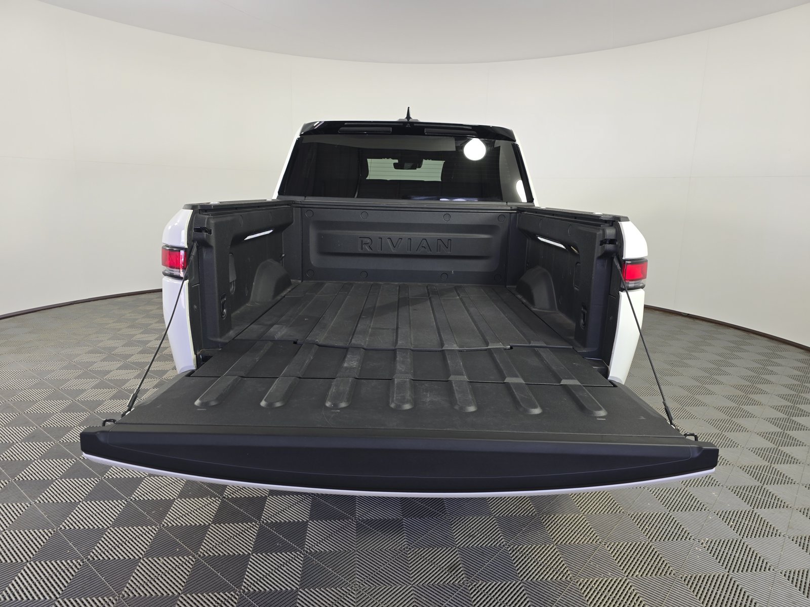 Used 2024 Rivian R1T Adventure Dual AWD/4WD image 15