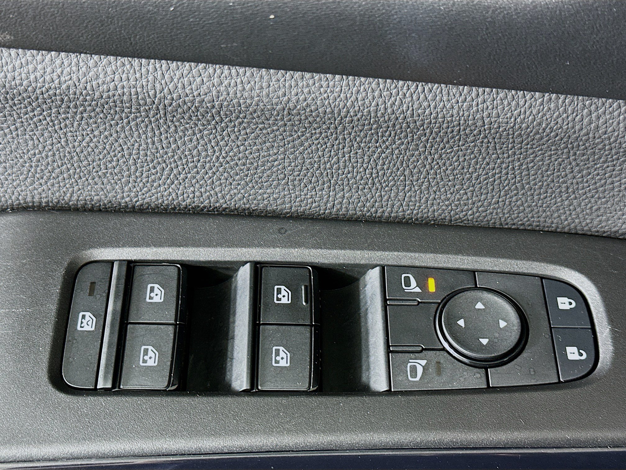Used 2025 Nissan Pathfinder SV AWD/4WD image 15