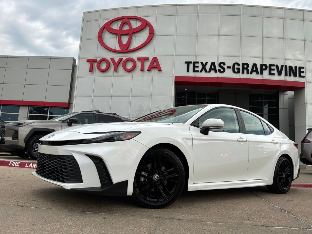 Used 2025 Toyota Camry SE FWD image 2
